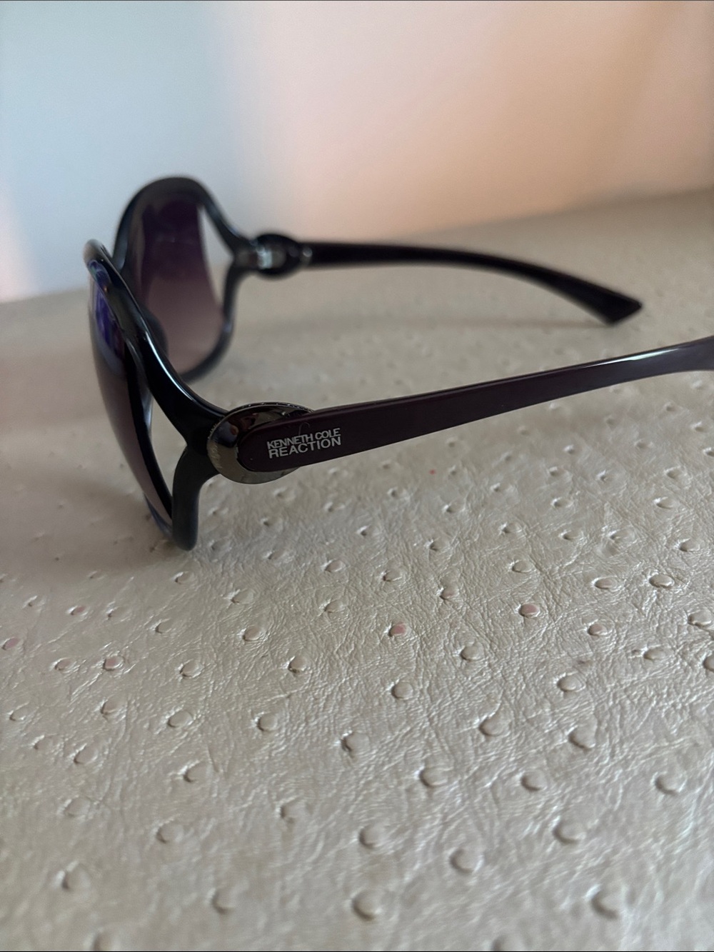 Classic Black Oversized Women's Sunglasses - UV Protection - Picture 2 of 4